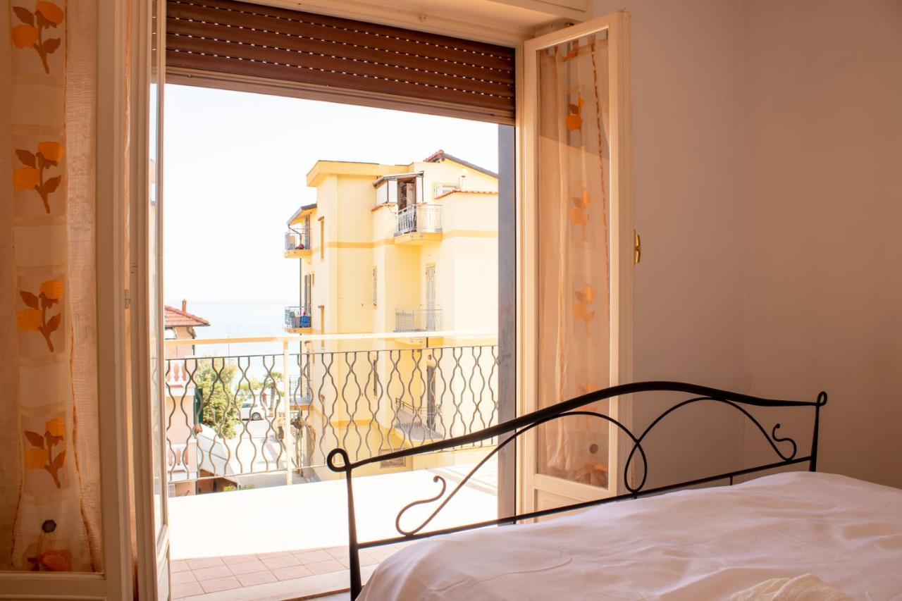 [POSTO AUTO GRATUITO] Relax a 30 metri dal mare Apartment Riva Ligure Exterior foto